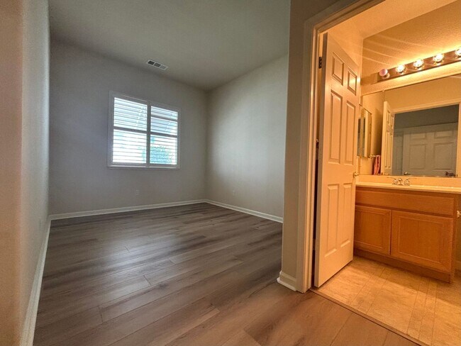 Building Photo - Gorgeous 3 Bed 2.5 Bath with SOLAR! 55+ Community