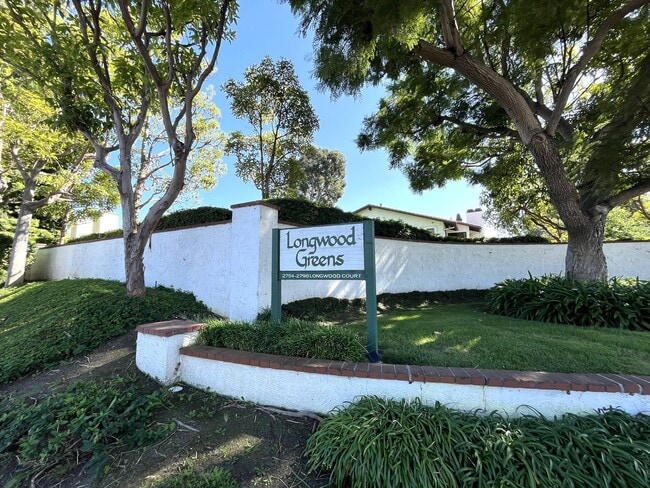 Primary Photo - Spacious End Unit Home with 2 Master Suite...
