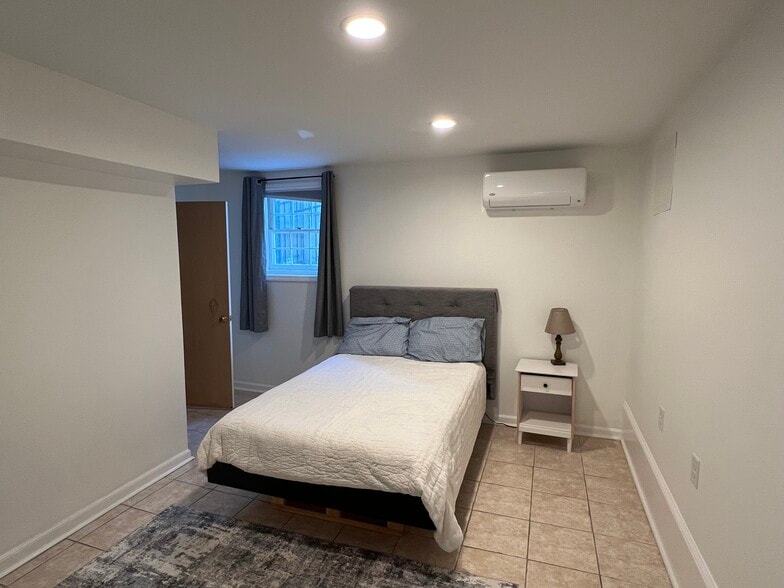 Building Photo - 2675 Acorn Ave NE