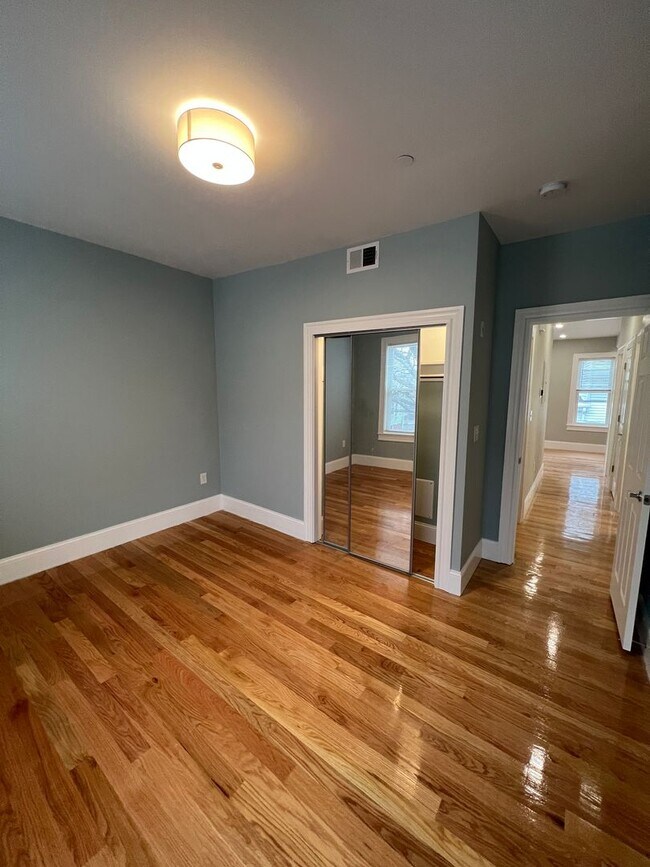 Building Photo - RARE 2 bed 2 bath..... Available in Somerville....