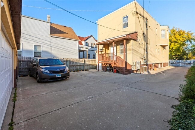 Building Photo - 2028 N Hamlin Ave