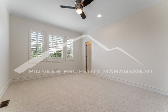 Building Photo - Gorgeous Home with Central AC and Washer/Dryer