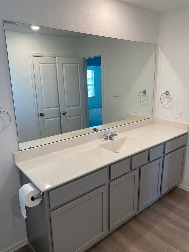 Upstaris bath - 23907 Steep Climb Dr