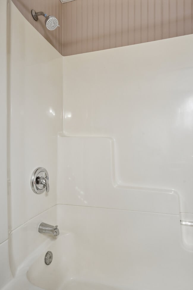 Building Photo - 6368 Manchester Ave NE