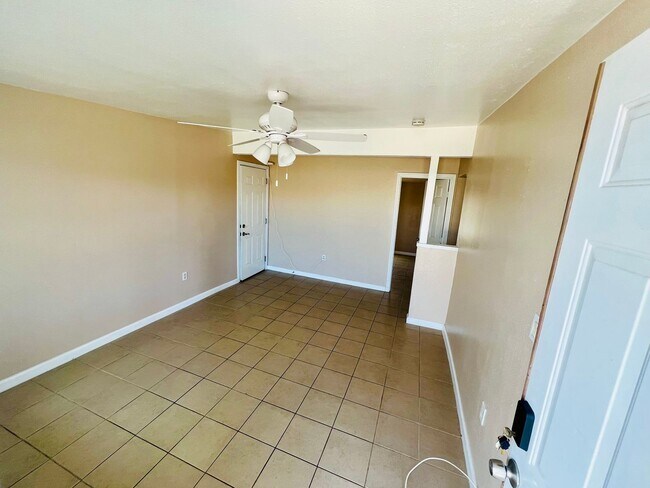 Building Photo - 411