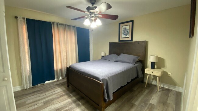 Building Photo - Charming 2/2 Seasonal Rental in Sarasota –...