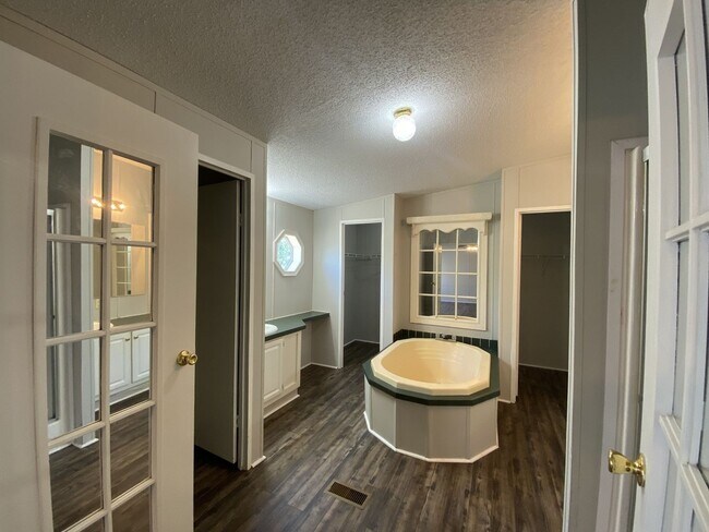 Building Photo - Four Bedroom In the Country