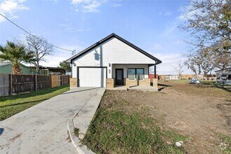 Building Photo - 501 E Plum St