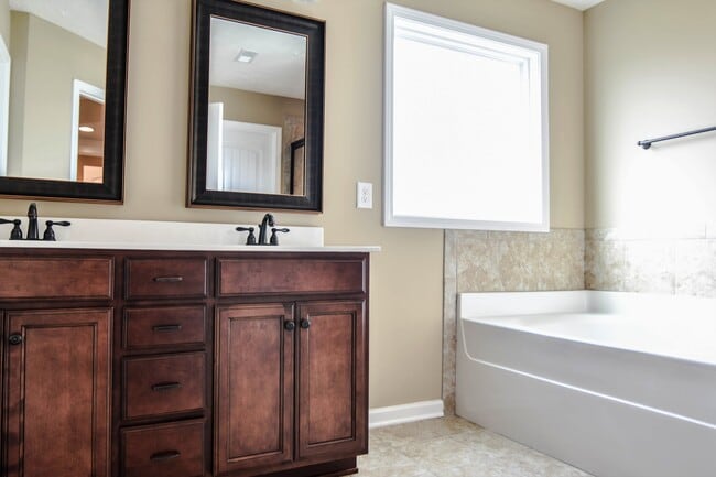 Building Photo - Pet Friendly Three Bedroom with Bonus!