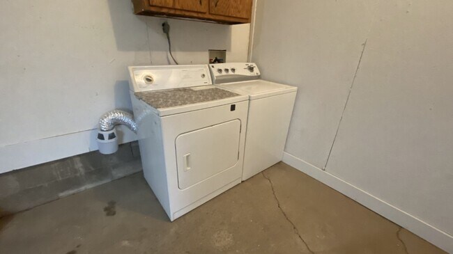 Building Photo - 3 Bedroom, 1 Bathroom Home Close to Fort L...