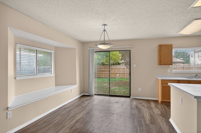 Building Photo - 10526 Bluegrass Pond