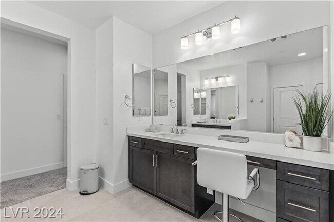 Building Photo - Elevated Desert Living with Strip & Mountain Views – Fully Furnished 6-Bedroom Retreat!