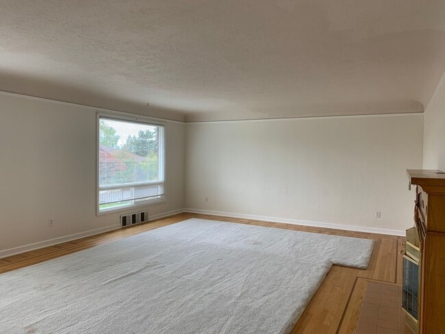 Building Photo - O1100-1106