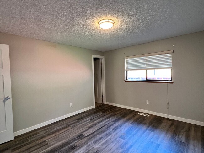 Building Photo - Cozy home next to Sage Point Elementary!