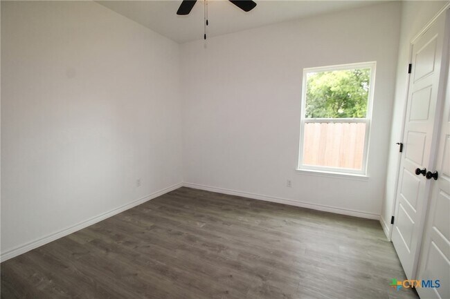 Building Photo - 921 Ashwood Dr