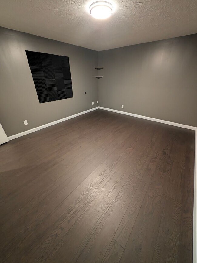 Building Photo - 908 S Mineral Dr