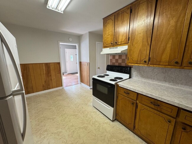 Building Photo - 2-3 bed/ 1 bath duplex with Carport
