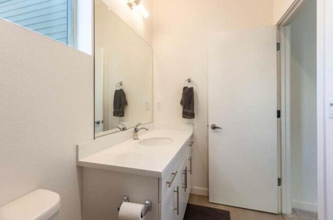 Building Photo - First Month Rent: FREE (with approved lease terms)