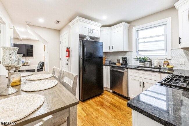 Building Photo - 604 N 8th St