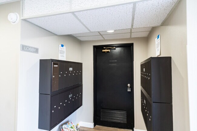 Building Photo - Smartly Designed 2-Bedroom Apartment in Pr...