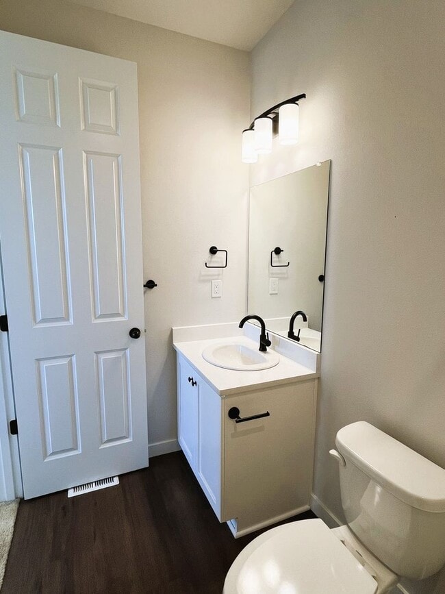 Building Photo - Modern Luxury Meets Convenience in Hillsboro