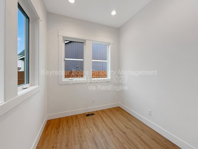 Building Photo - 819 N Danville Ave