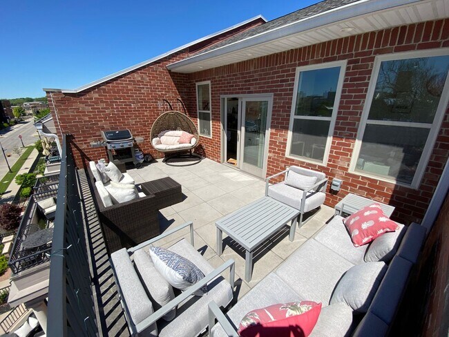 Building Photo - Luxury 5 Bedroom Townhouse