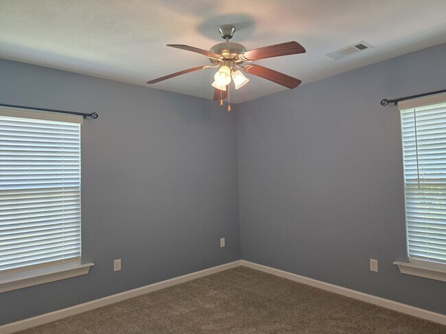 Building Photo - 697 Red Cedar Ct