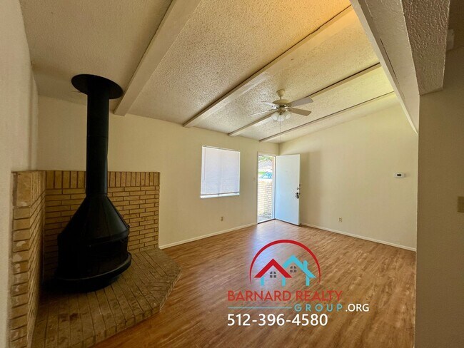 Building Photo - 2 bed/1 bath duplex with fenced yard avail...