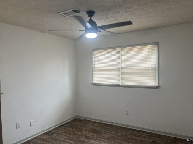 Building Photo - 409 Forest Lake Dr