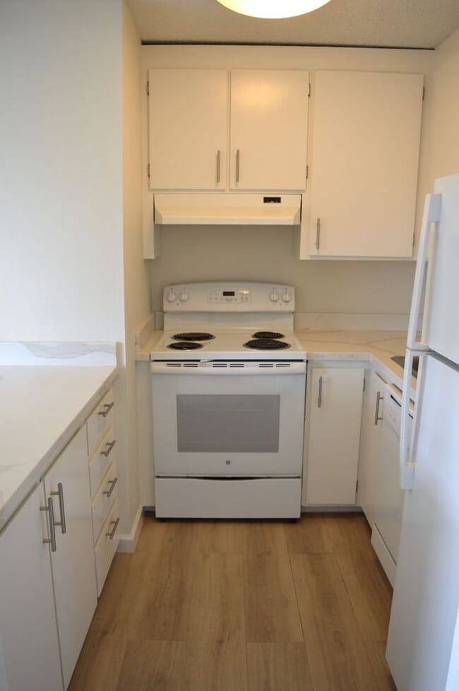 Building Photo - Nicely Updated and Pet Friendly Sausalito ...