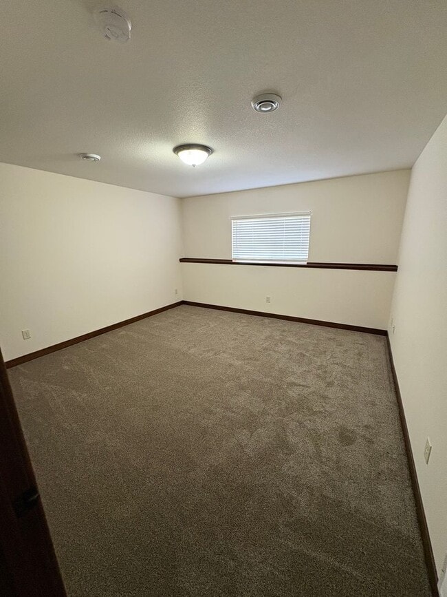Building Photo - 588 Blue Karner Dr