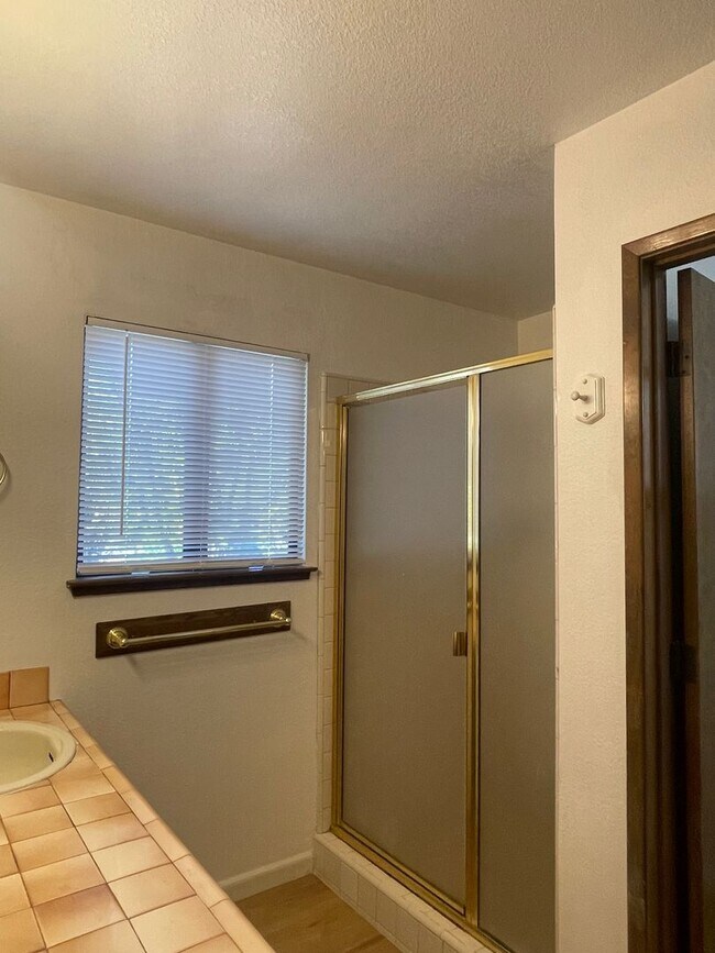 Building Photo - SPACIOUS 3 BED 2 BATH WITH A FAMILY ROOM A...