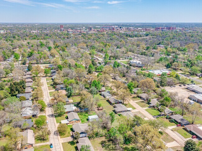 Building Photo - Beautiful Home Just Minutes from the OU Campus!