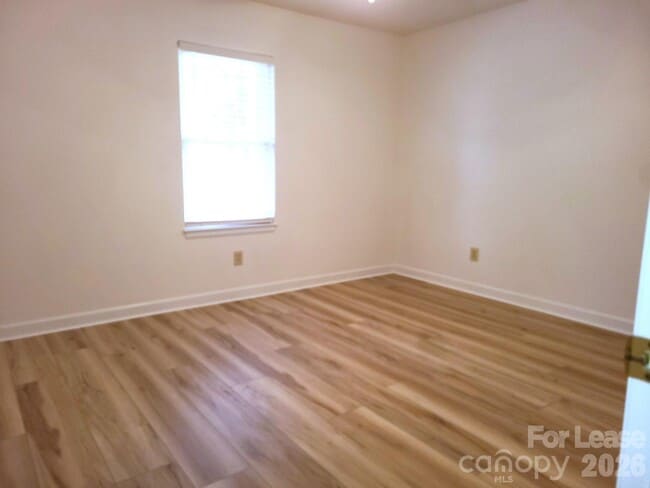 Building Photo - 2016 Oakdale Rd