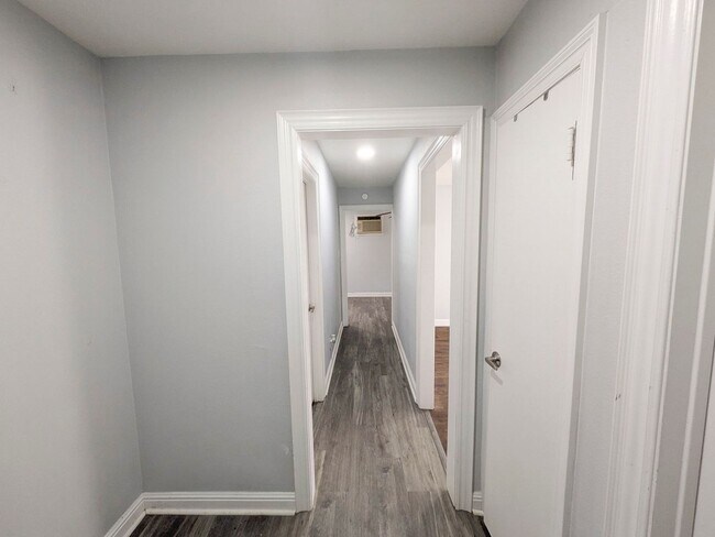 Building Photo - 5150 Parkview Dr