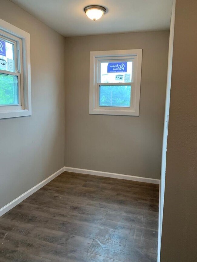 Building Photo - 211 E Sterling Ave