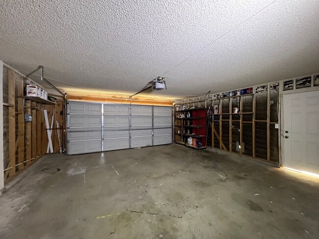 Building Photo - 3 Bedroom 2 Bathroom House with Swimming P...