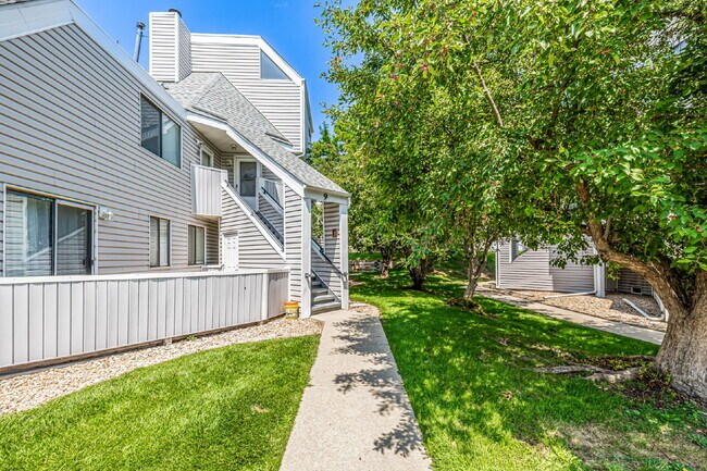 Building Photo - "Cozy 1-Bedroom Condo Retreat in Prime Tho...