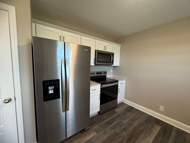 Building Photo - Stunning 4-Bedroom, 3-Bathroom Home – A Mu...