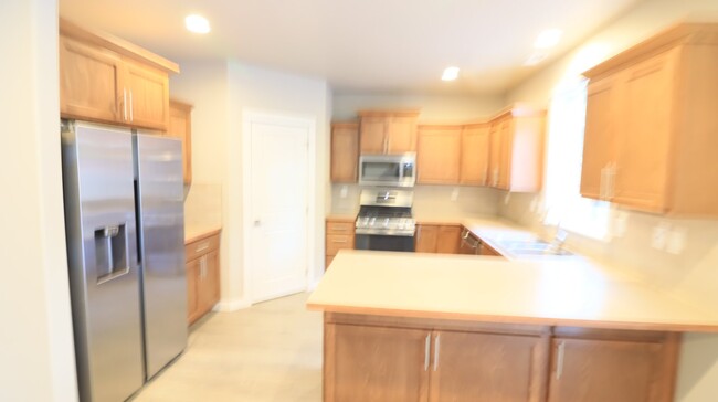 Building Photo - Rare 5/3 home in SE Bend