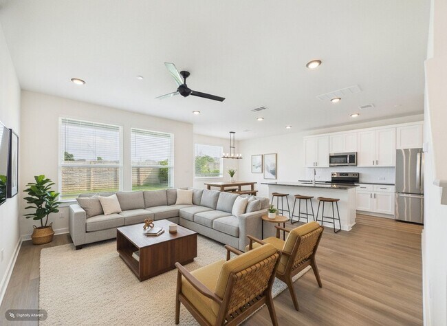 Building Photo - Great Townhouse with private yard