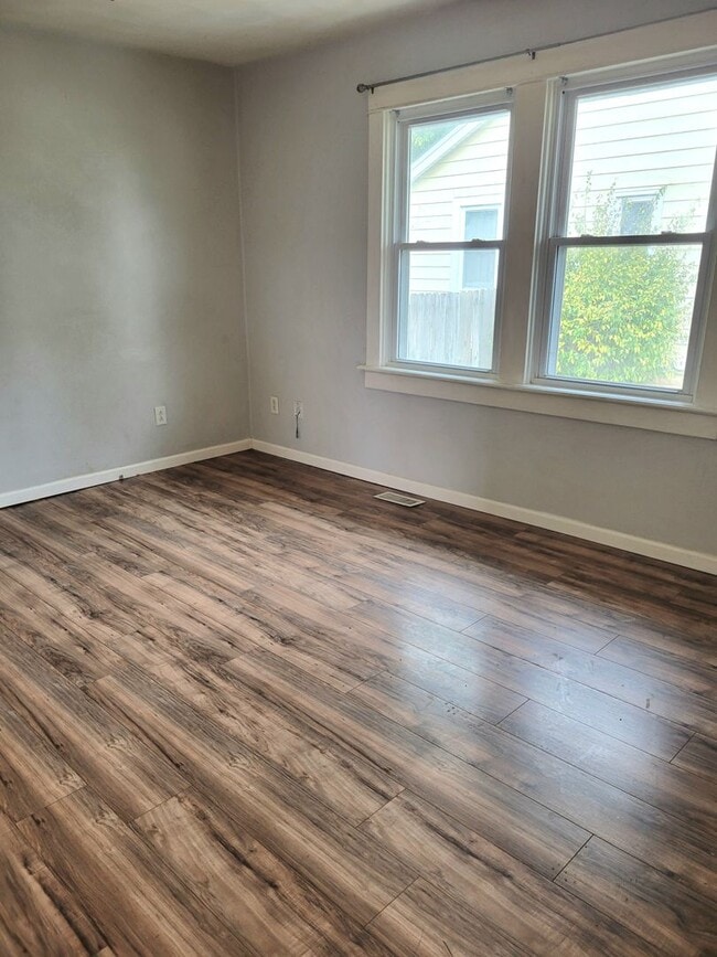 Building Photo - Updated and rent ready...450 Hamilton, Wood River