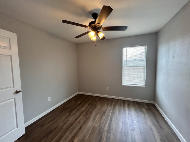 Building Photo - Beautiful Duplex!