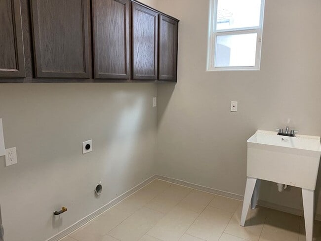 Building Photo - Modern 3 Br., 2.5 Ba., in NE Albuquerque