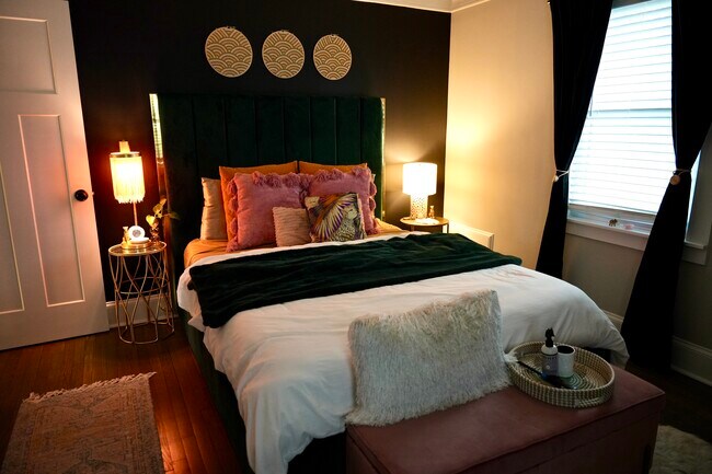 Bedroom furnished with queen-sized bed - 1532 Belva Ave