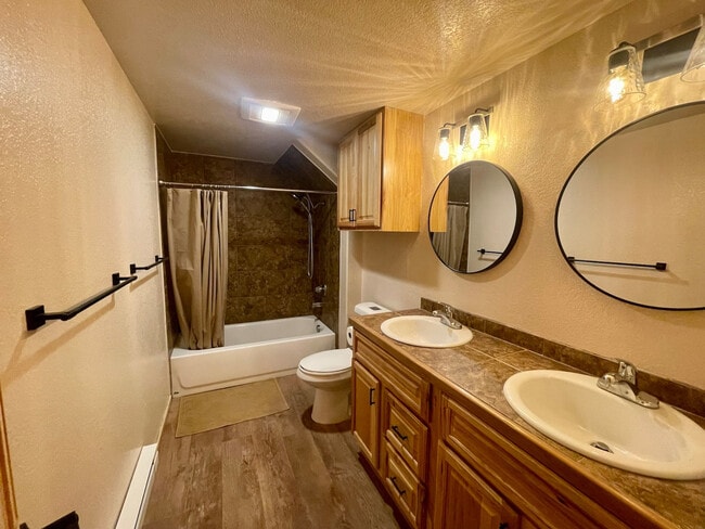 Building Photo - 213 S West St