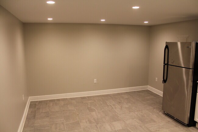 #4 - 5825 Bartlett St