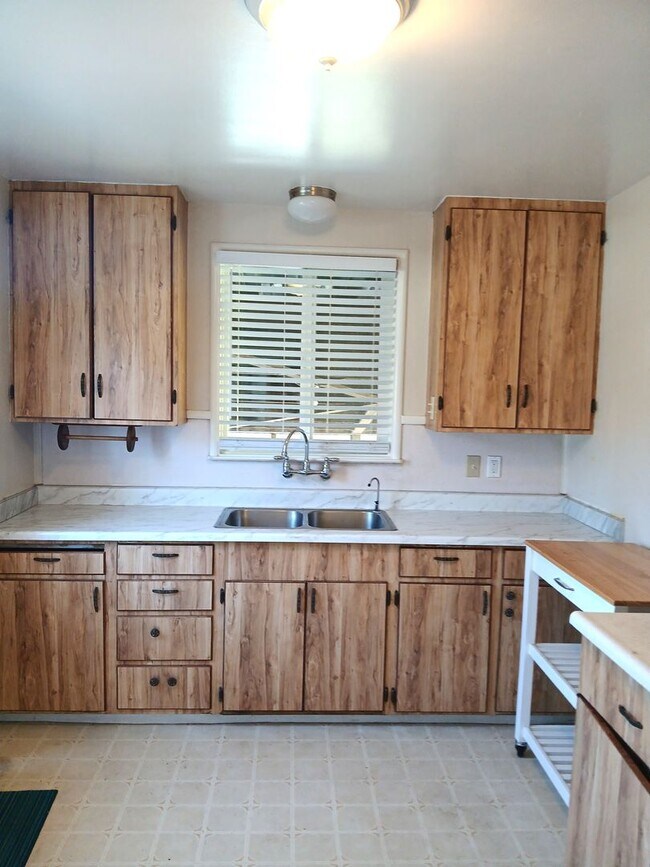 Building Photo - Charming 3-bedroom Home on Upper Westside -Large Yard and Covered Patio