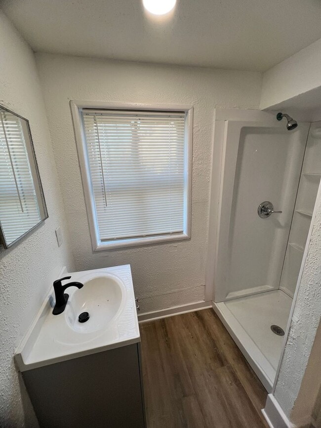 Building Photo - Cozy 1-Bedroom Triplex Unit with New Appliances